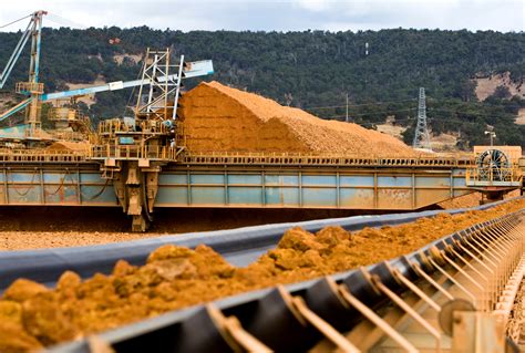 Bauxite:  Vật liệu Năng lượng Quan Trọng trong Sản Xuất Aluminum và Các Ứng Dụng Công Nghiệp Khác!